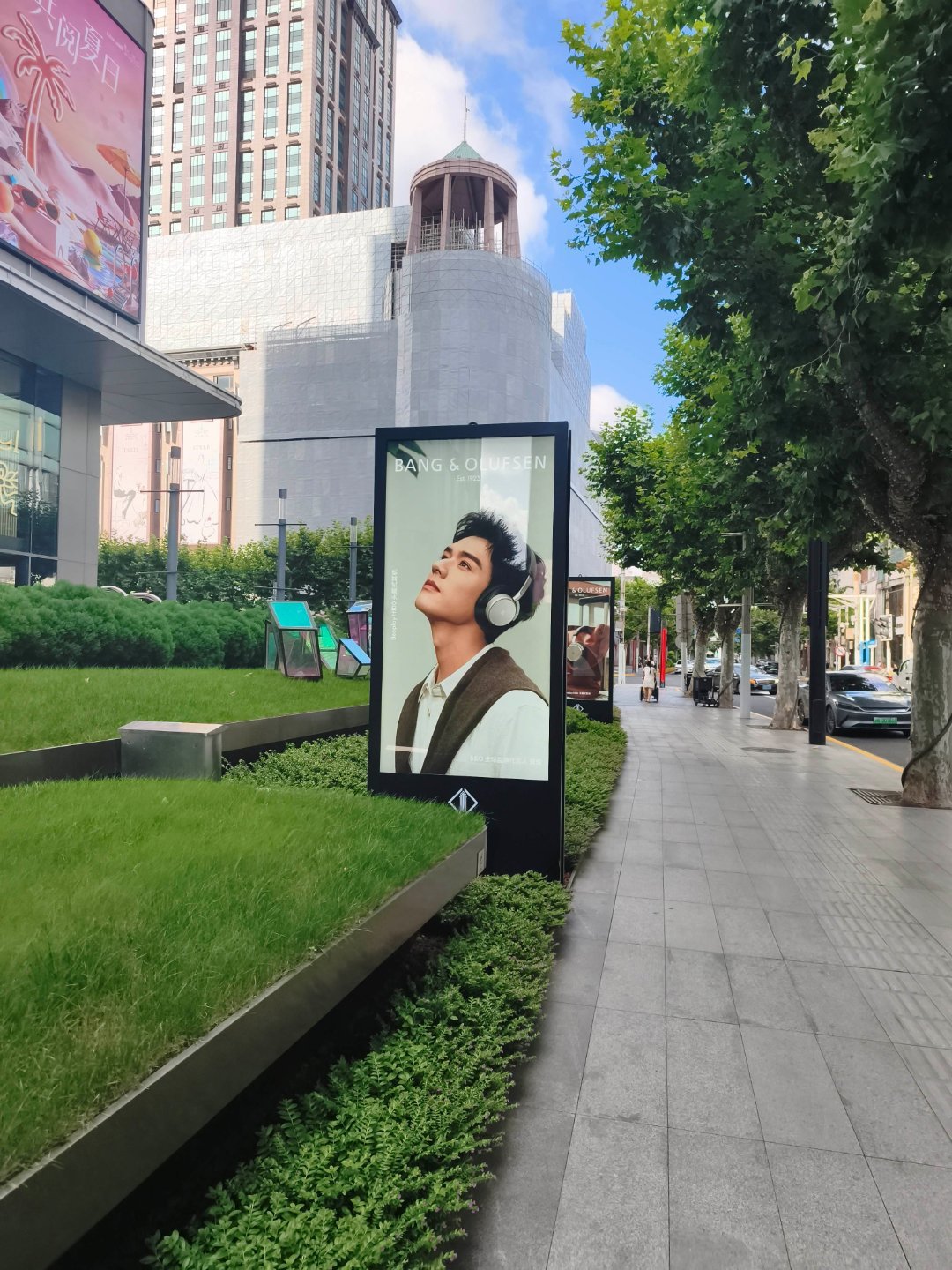 逛街看到了龚俊的地广太帅了商场一周都是龚俊b&o全球品牌代言人龚俊 上海