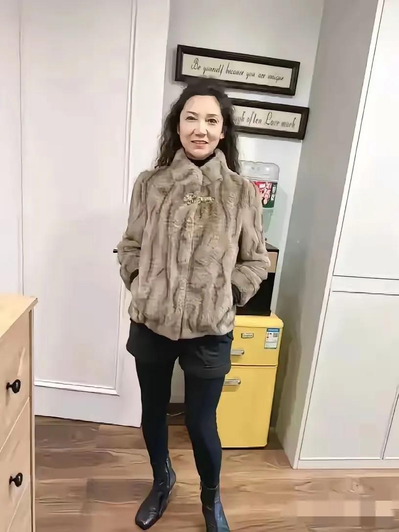 50多岁，还有这样的气质，
真令人羡慕。