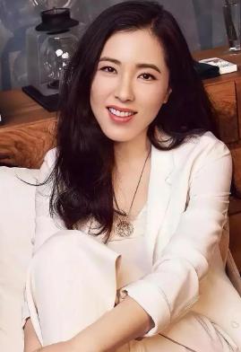 她被保剑锋称作中戏两百年难遇的美人，出众容貌曾打动无数人。如今 49 岁，依旧没