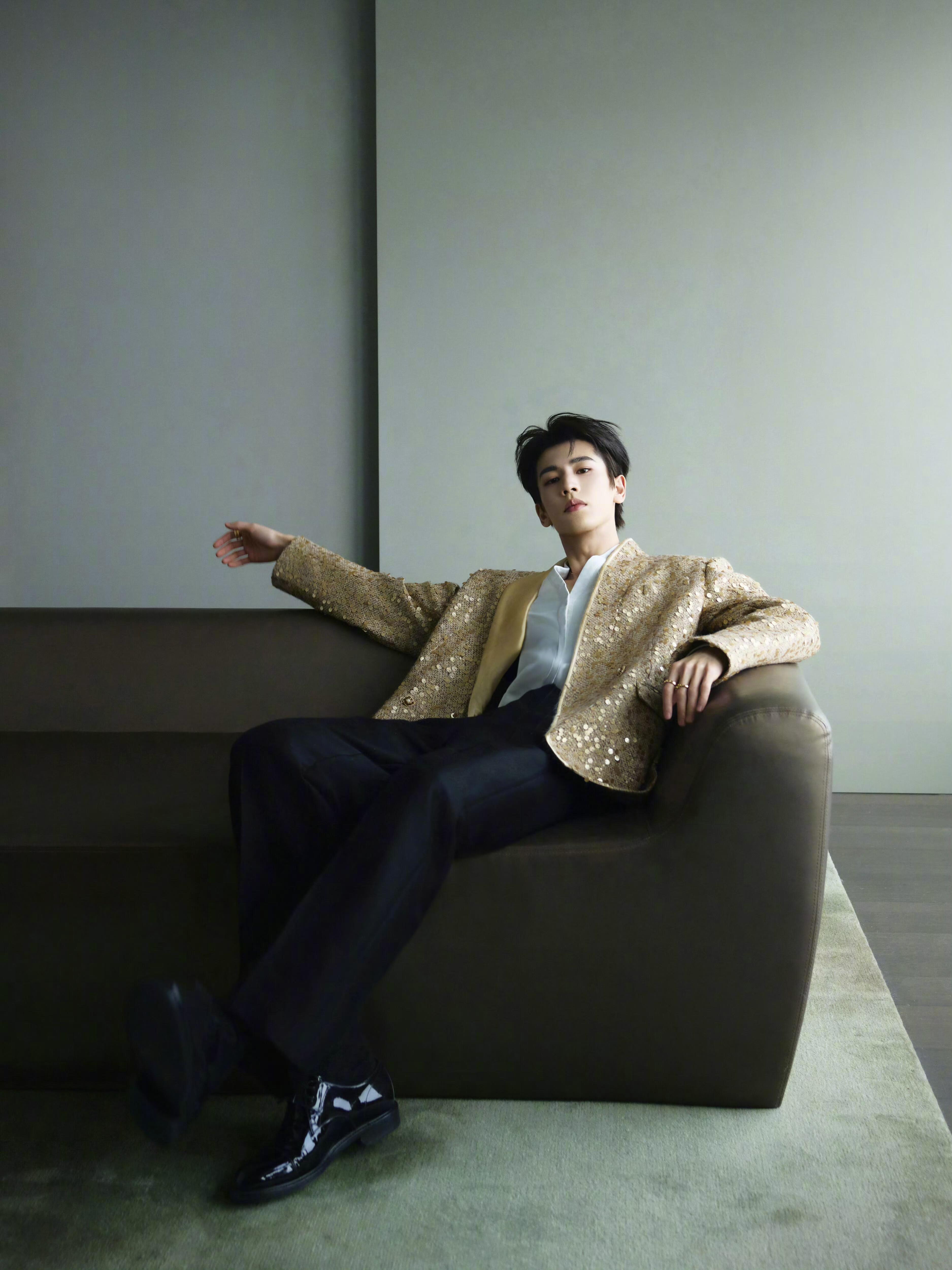 张凌赫的脸比金色闪片权威张凌赫亮相苏州线下造型，身着金属色亮片粗花呢外套，内搭极