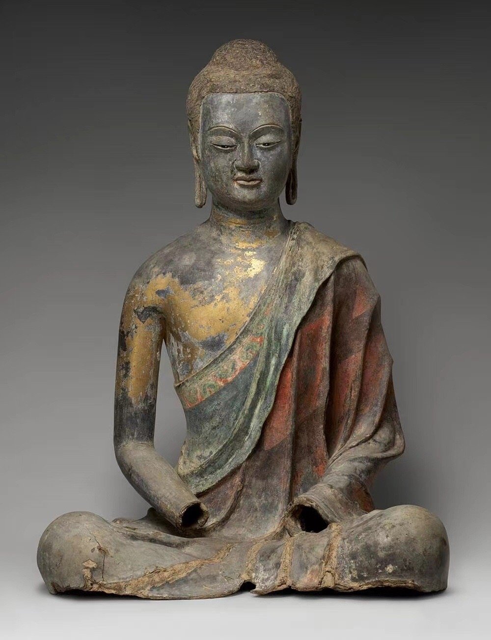 大都会镇馆之宝·唐代彩绘漆金夹纻阿弥陀佛像 这尊佛像有近1400年的历史，为7世