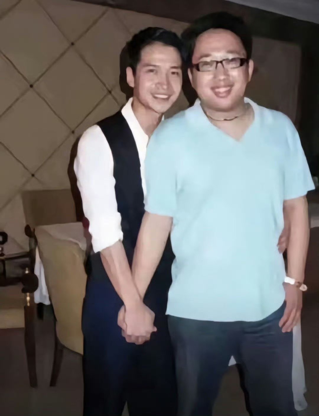 何晟铭是于正签的第一个艺人，何晟铭也说自己是于正的好朋友，最有名的歌《佛说》也是