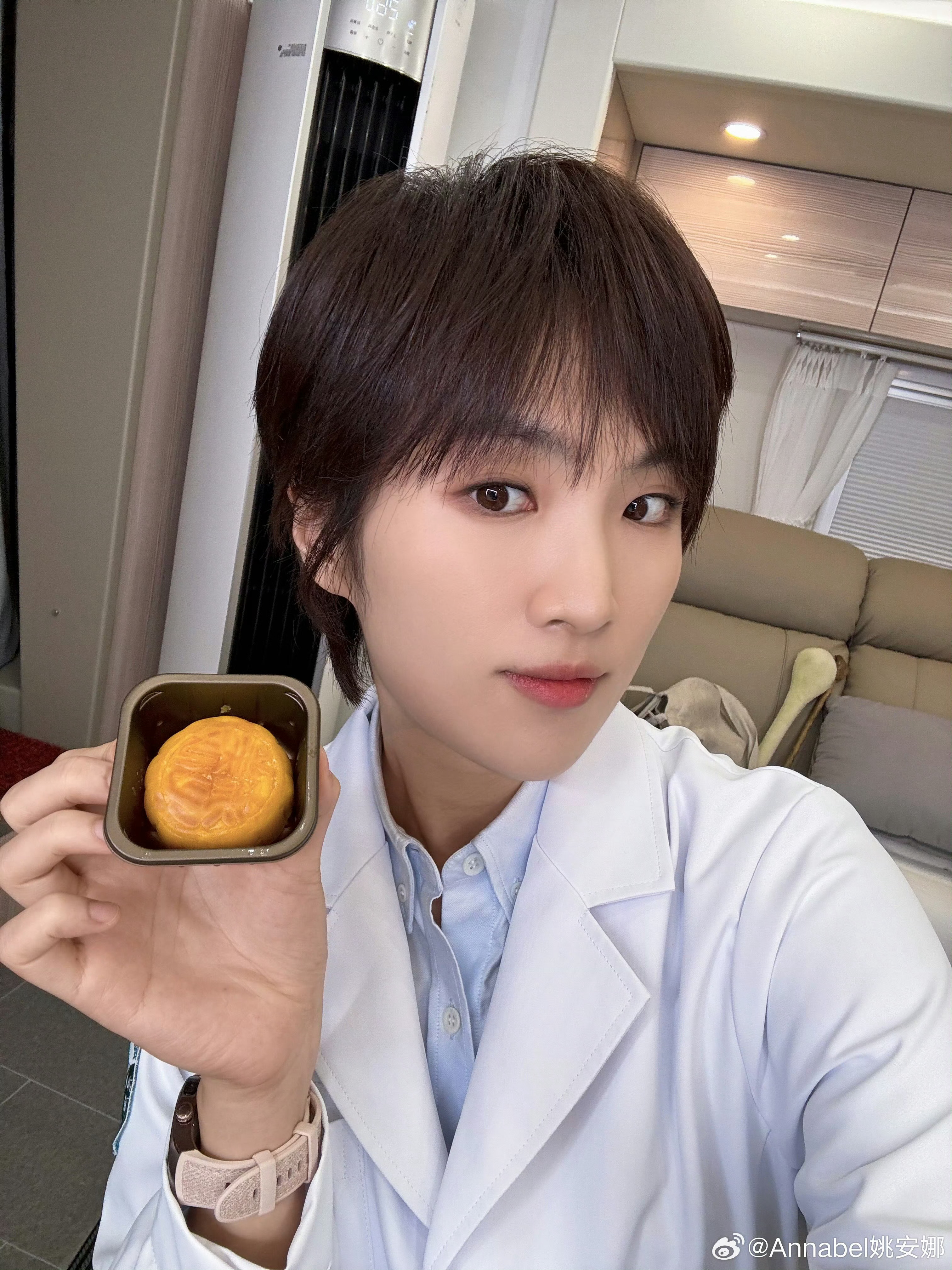 #姚安娜# 华为任正非小女儿姚安娜最新照片，她用华为Pure X 手机自拍吃月饼