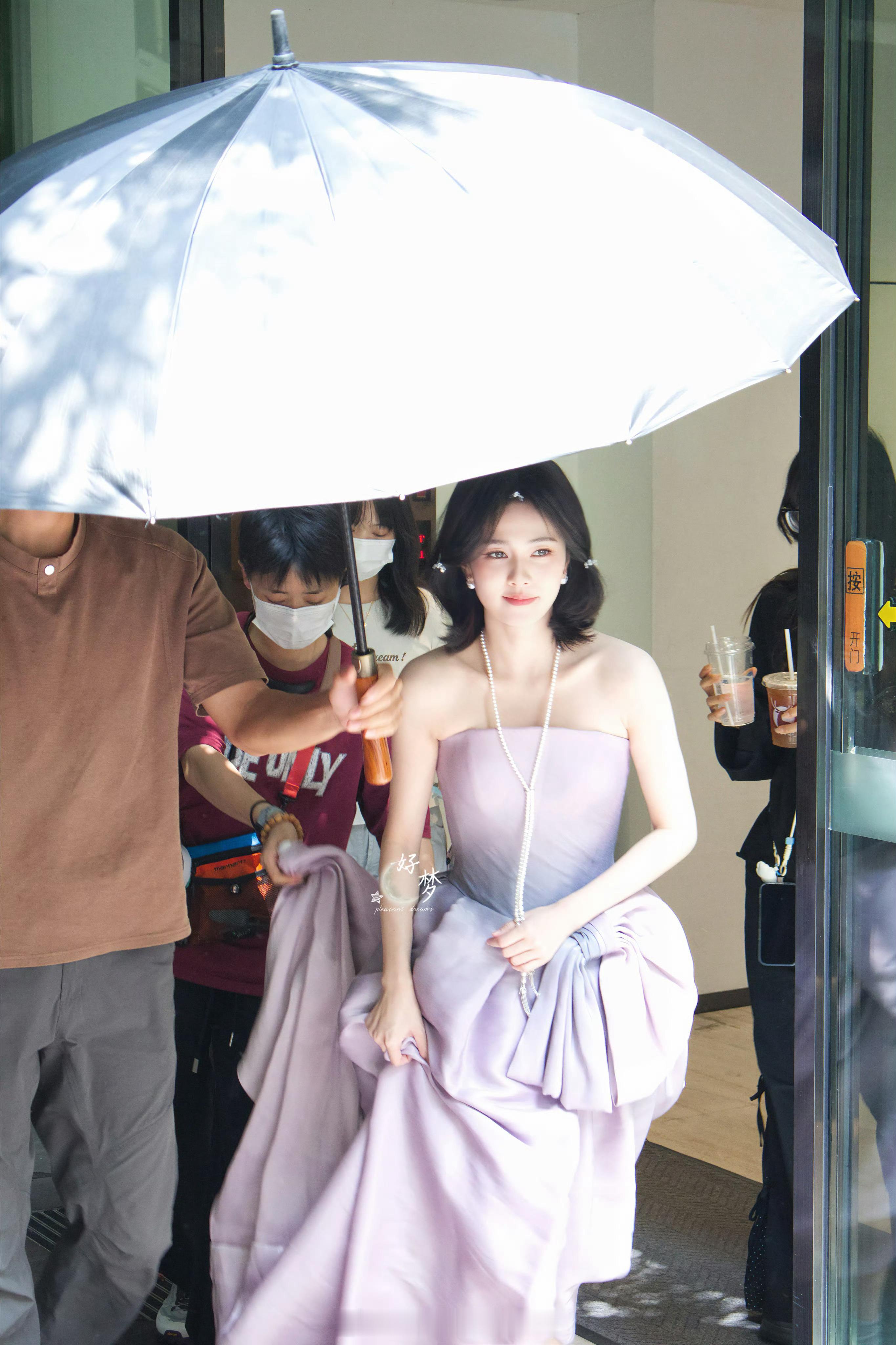 白鹿《开到荼蘼》今日路透今天两套裙子都好美很清新温柔王韵娜身材太好了白鹿 ​​​