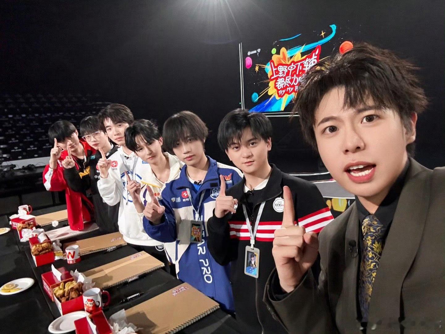 上野中下辅都尽力啦兵线野区资源抢不停，对抗路打野抱团干饭，游走和发育路还安排了专