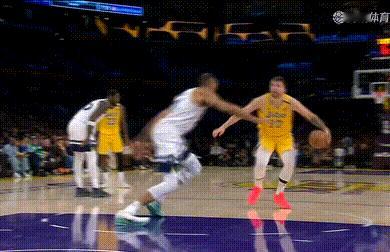 湖人领先22分！东契奇打戈贝尔是真有心得！森林狼vs湖人 ​​​