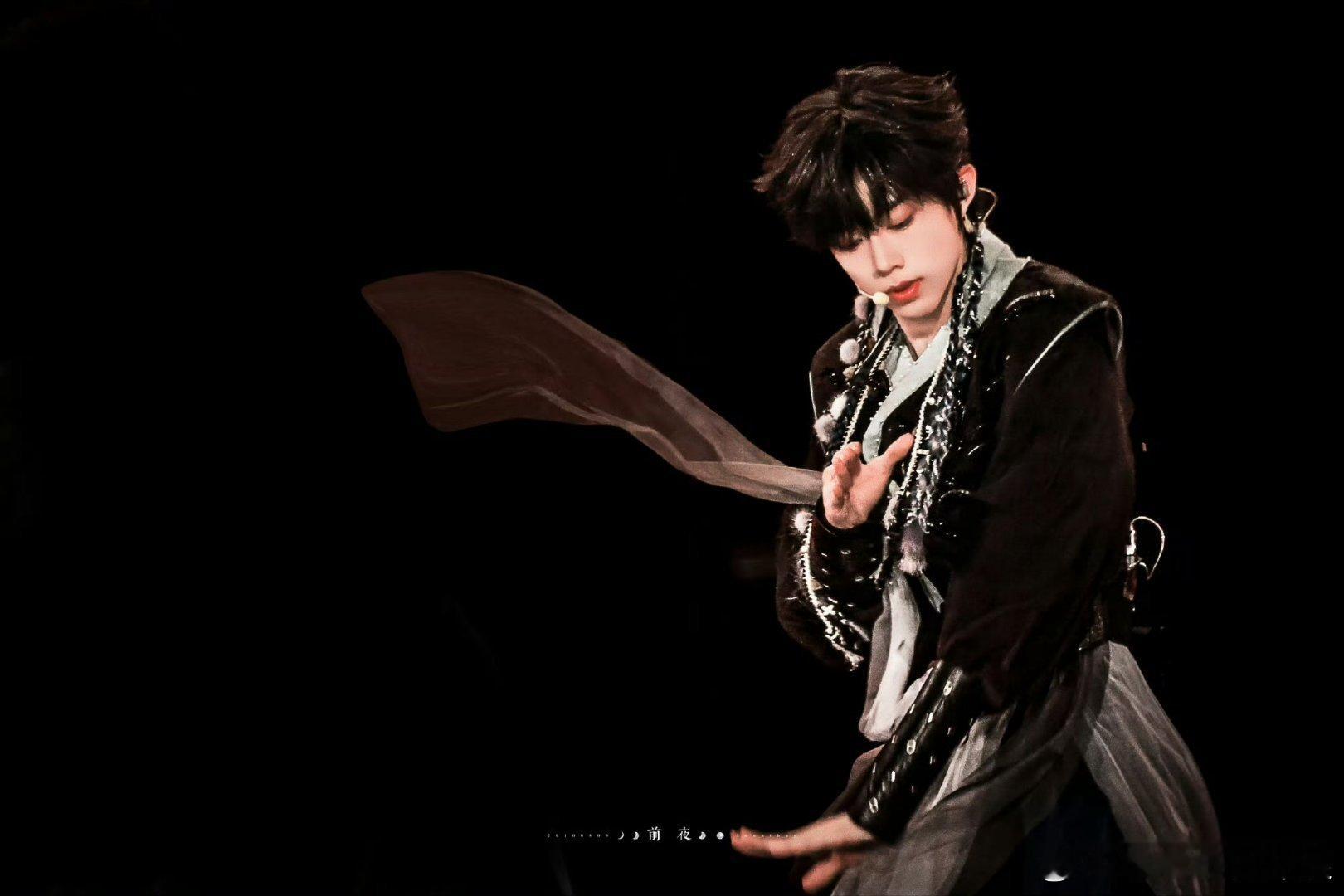 陈奕恒 骁饭拍，他穿古装来狠古风小生吧古装挺惊艳的。陈奕恒周扬