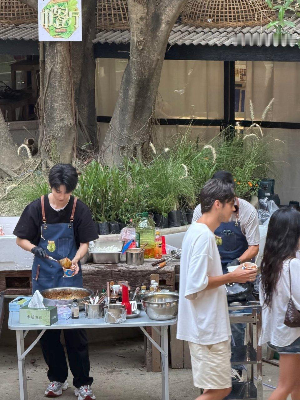 又去摆摊啦王哥王俊凯又去摆摊了清迈偶遇王俊凯摆摊 王俊凯 中餐厅10