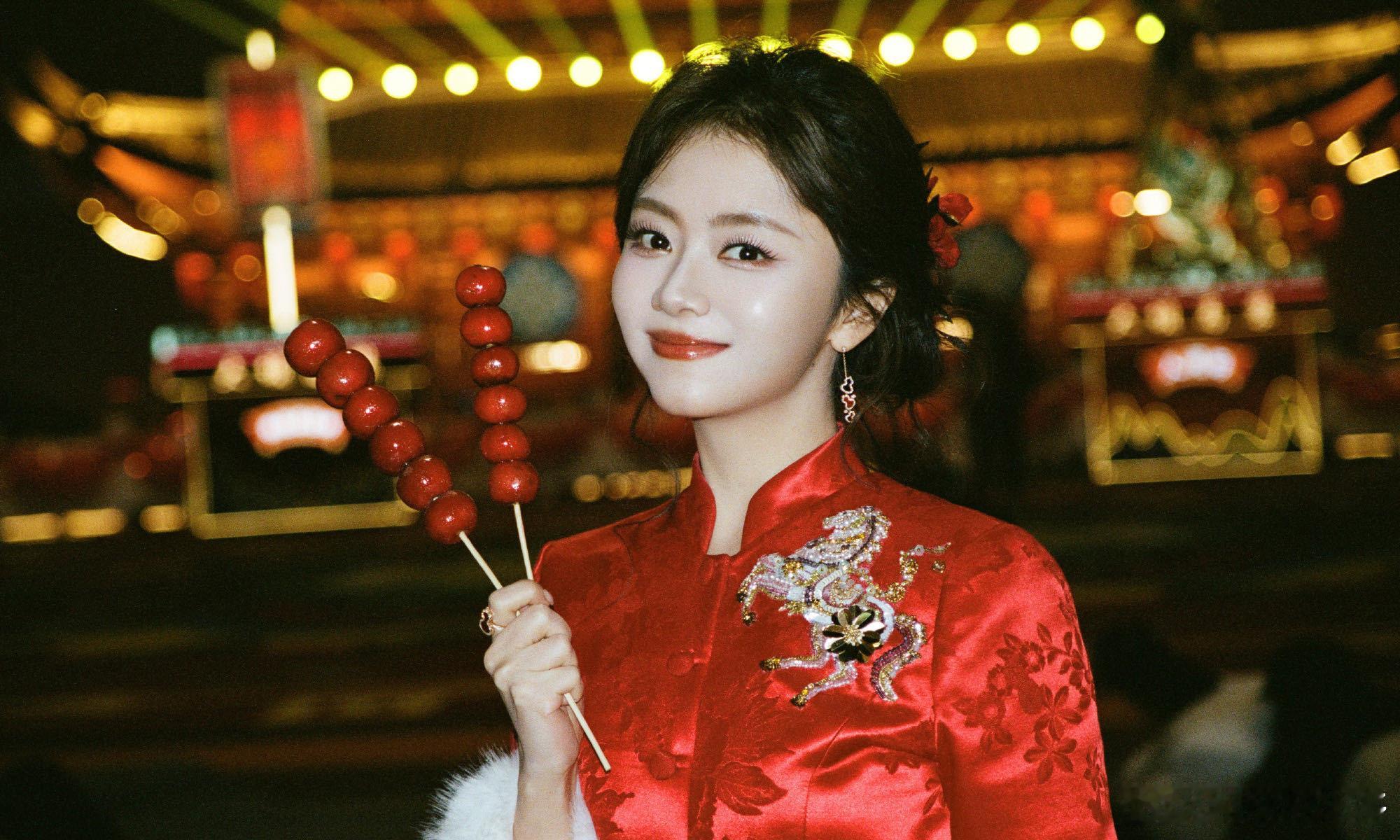 谭松韵红包 宜宾分会场高光时刻，谭松韵发红包的样子，甜度满分！ 