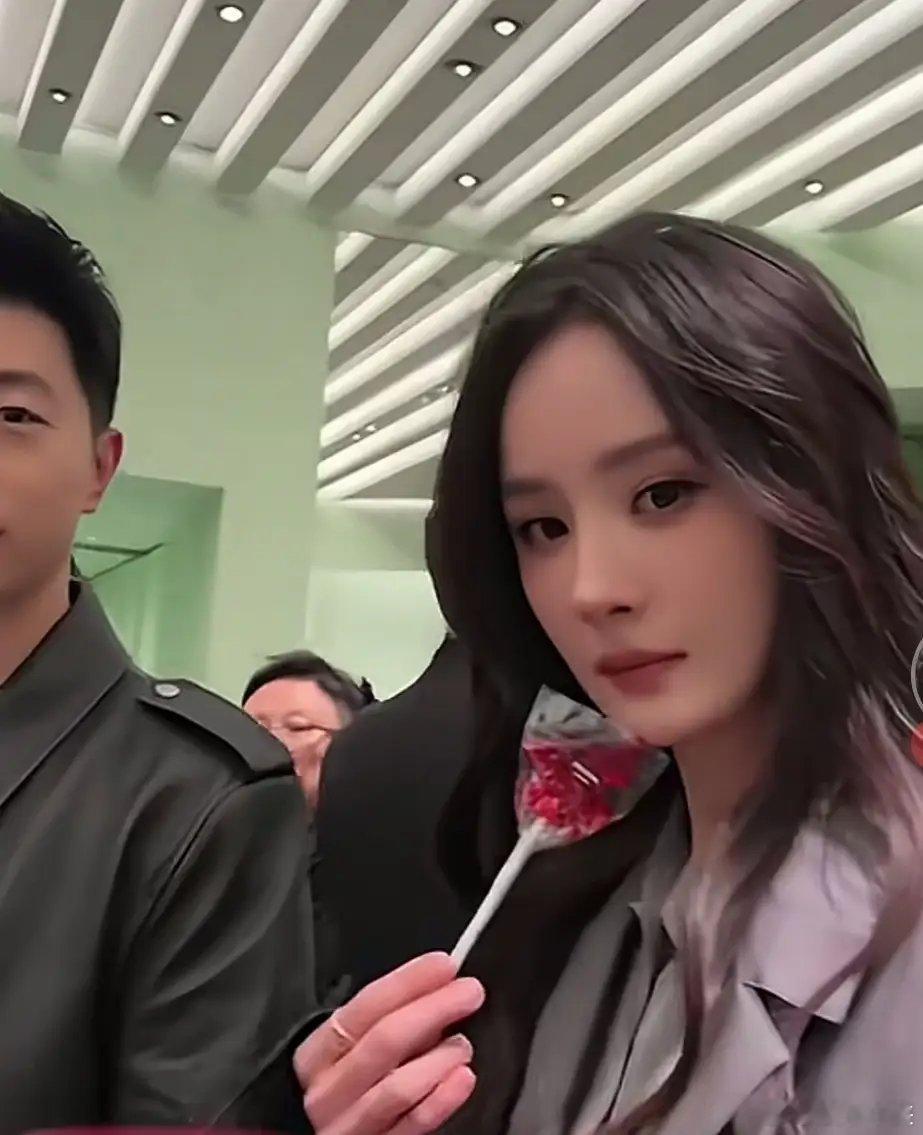 大家来猜猜后面半边脸的帅哥是谁？提示一：是个运动员。提示二：奥运会冠军。提示三：