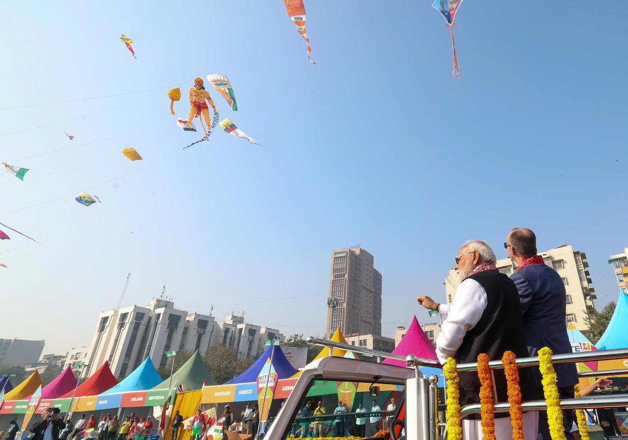 莫迪带着德国总理朔尔茨一起放风筝。

1月12日，德国总理朔尔茨访问印度期间和印