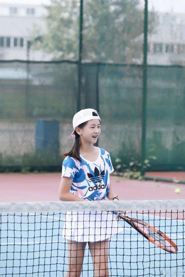 森碟最近的变化真是让人眼前一亮！17 岁生日照里，那个曾经被说下巴后缩的 "风一