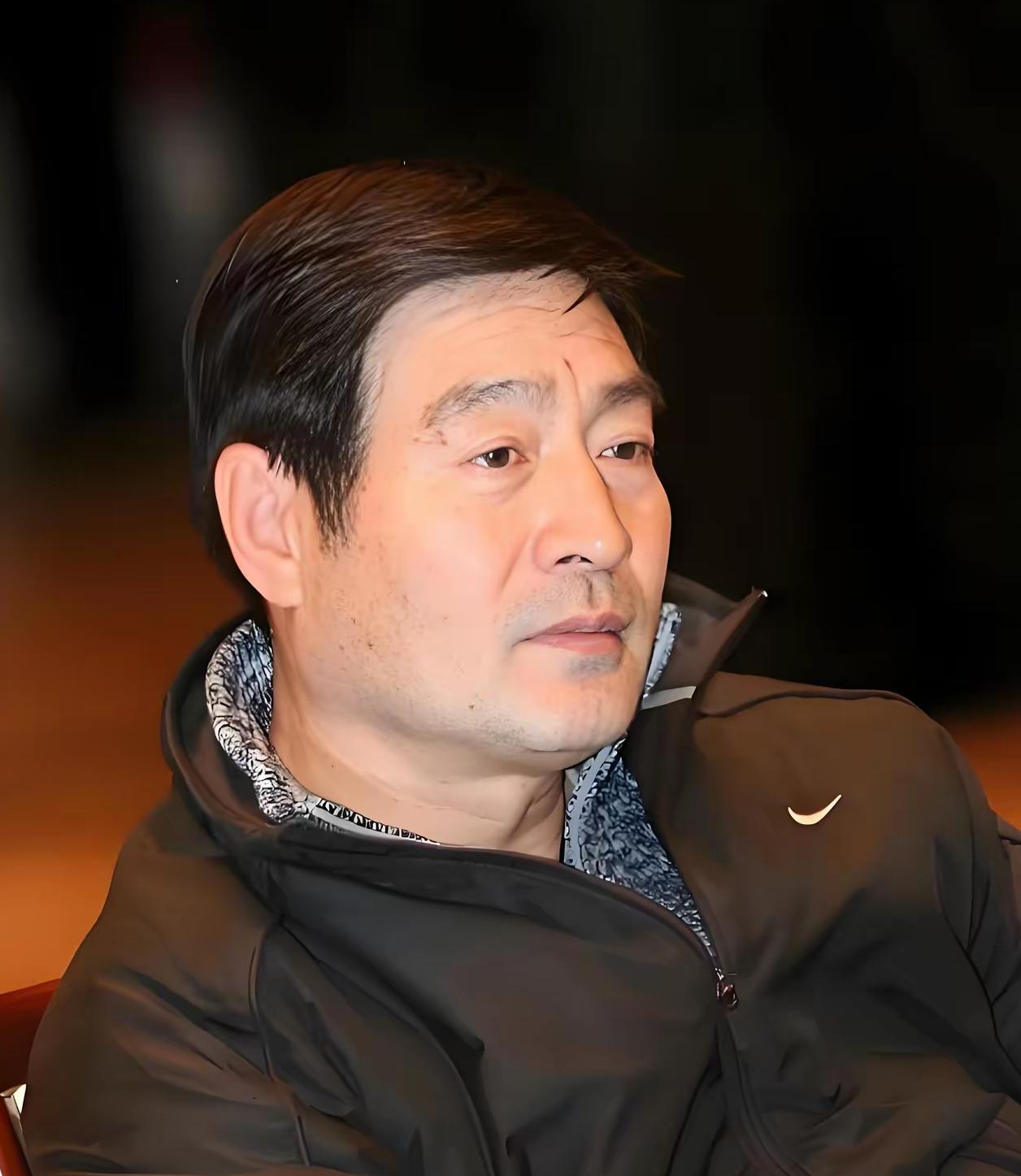 初中学历被总政文工团选中，苦学三年扎根话剧舞台多年。
横跨影视、话剧、配音、长篇