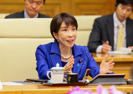 日本砸钱想拉拢越南，没先到越南只合作不站队。
 
今年5月初，日本首相高市早苗专