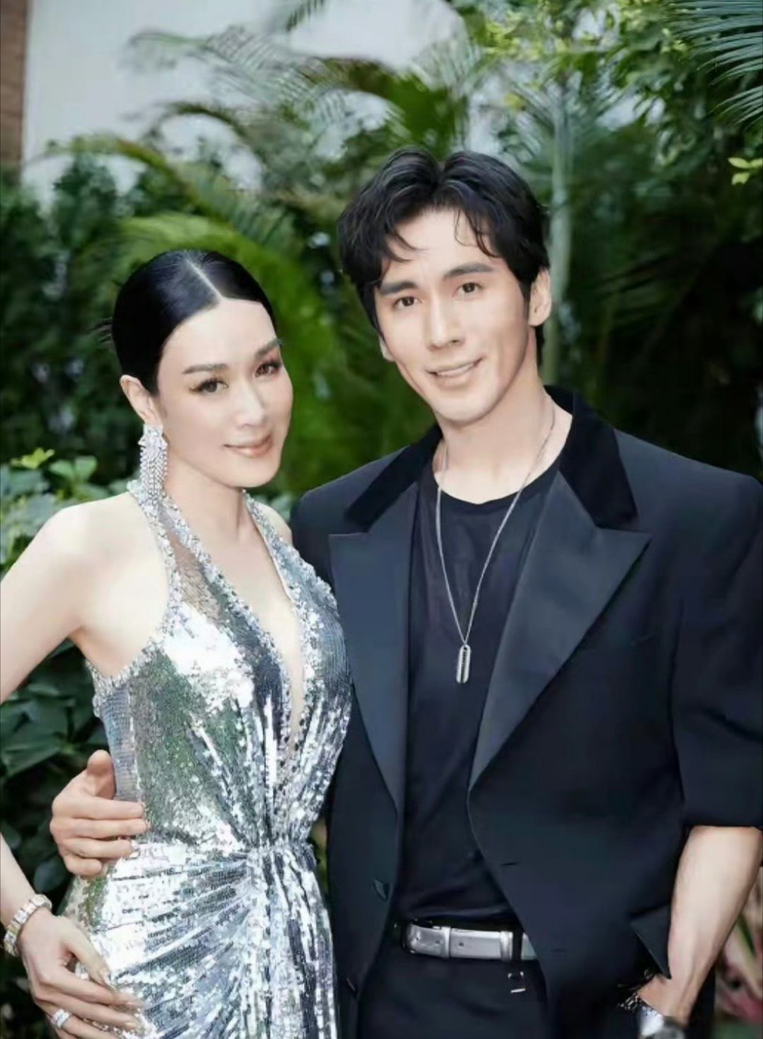 张伦硕否认与钟丽缇一见钟情，两人这缘分也太甜了吧，从综艺到现实，比偶像剧还精彩！