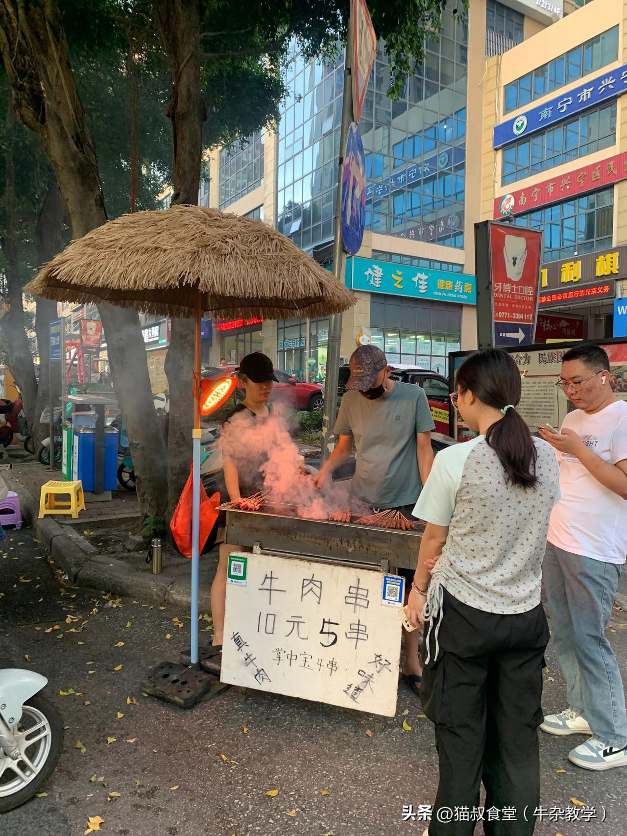 最近我们这的环江香牛烤肉特别火，牛肉串也是卖得非常便宜，10块一手也是降维打击很