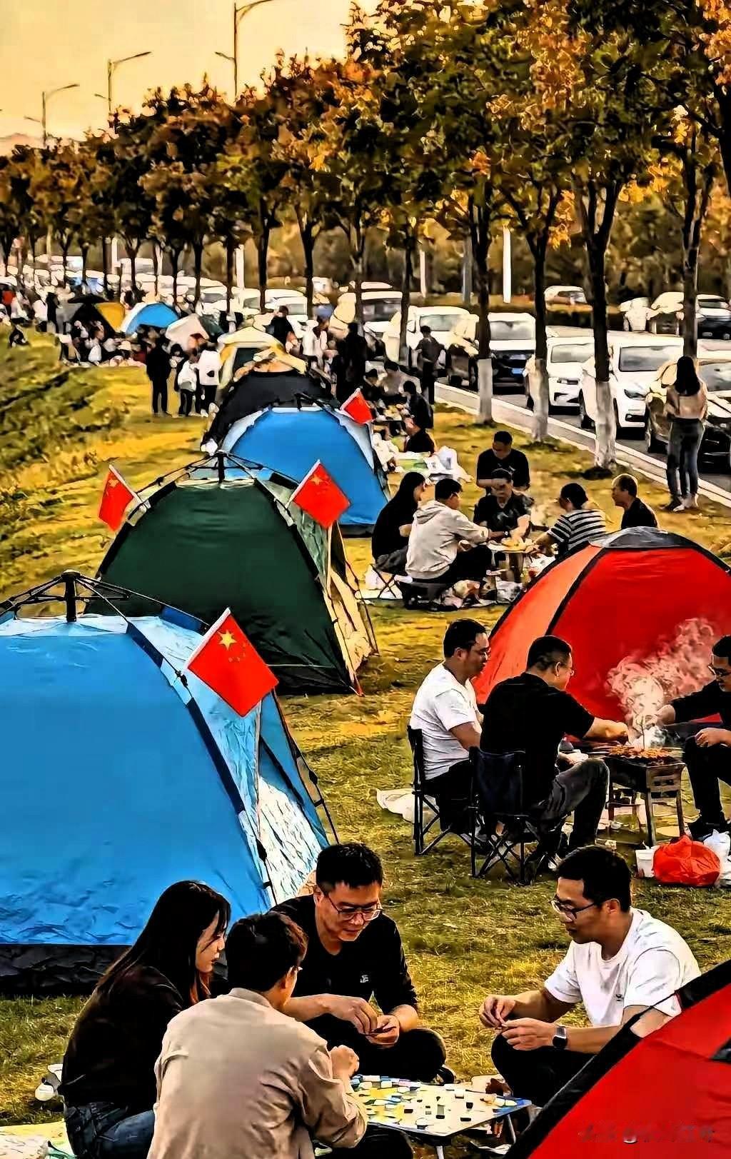 最让人担心的事还是发生了，
帐篷“挤走”酒店

谁能想到，露营帐篷，如今竟成了景