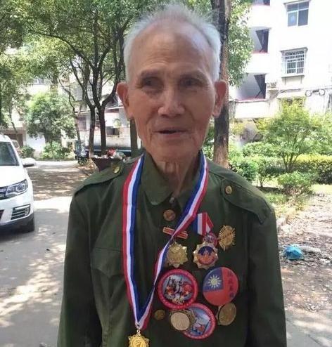 1945年5月，机枪手曾岳峰因伤掉队，没想到，他遇到100名日军正在吃饭！他立马