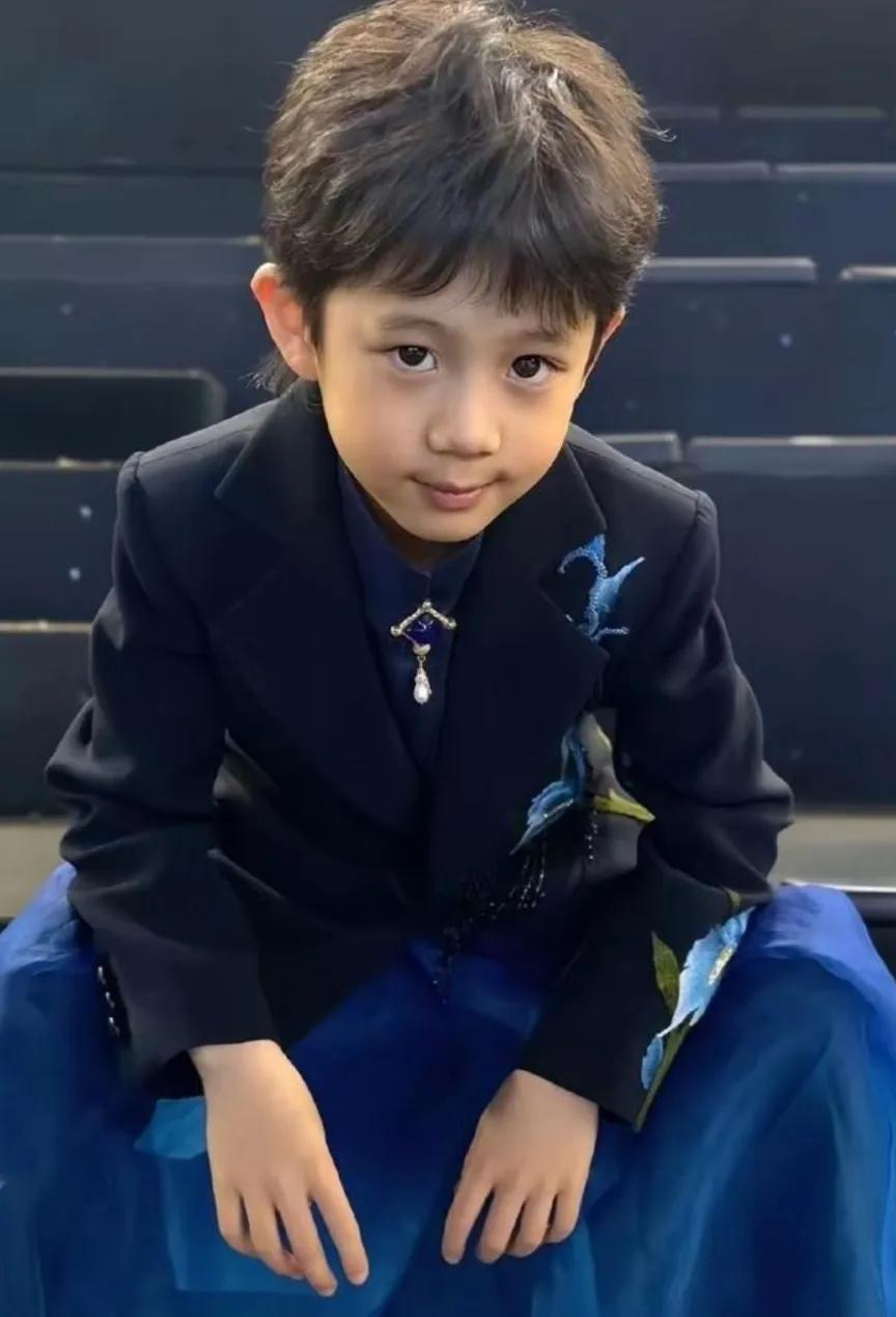 这么帅的儿子，竟然有两个了

蔡老师的基因一点没浪费啊

不仅帅还这么优秀

每