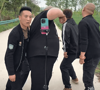 胖子胖子，我告诉你扎小辫儿那个拿的手机放口袋里了![捂脸]
