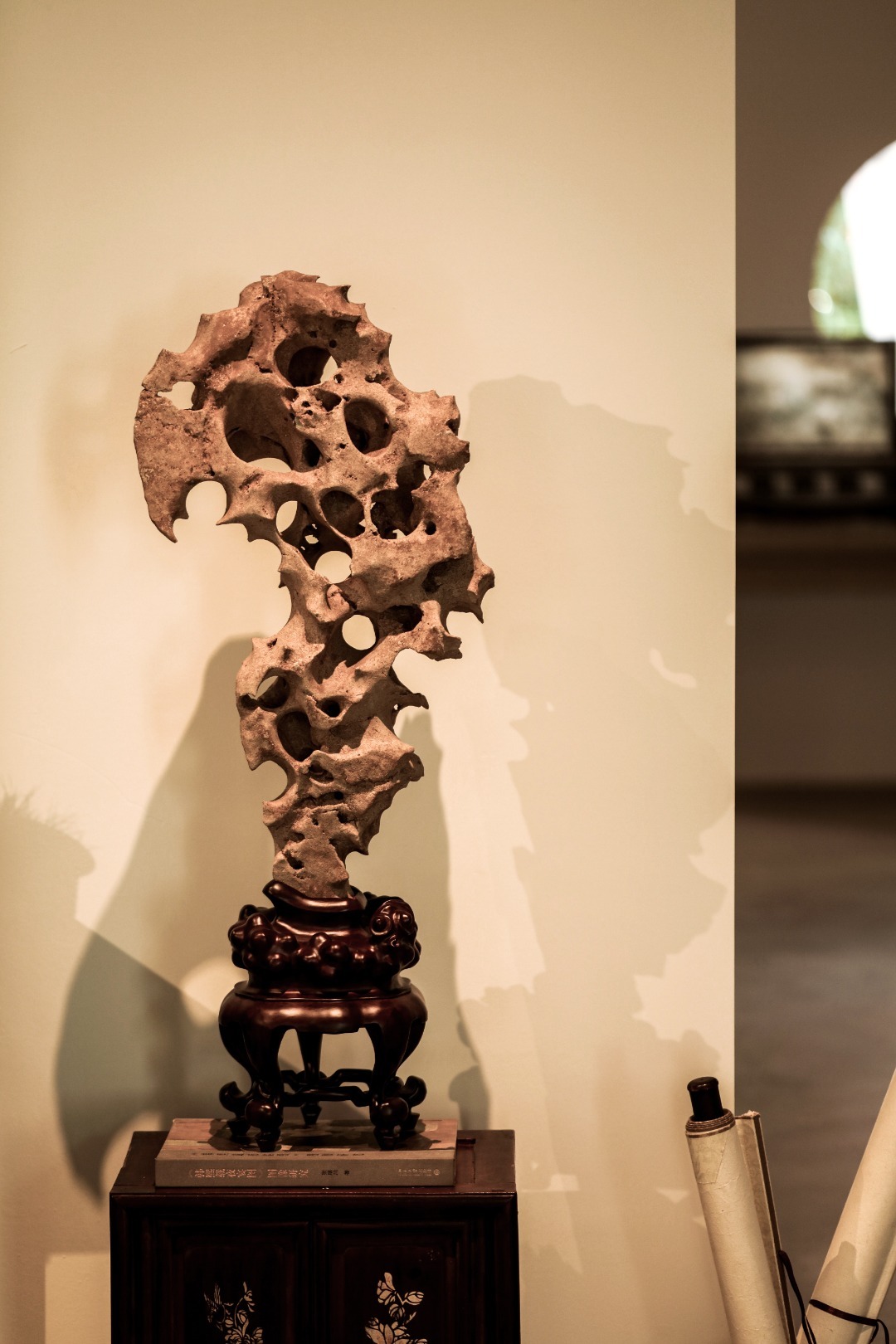 太湖石 | 祥云案上造景，浑然天成，皮壳浑朴；气韵苍然古秀，形态玲珑嵌空；诸面形