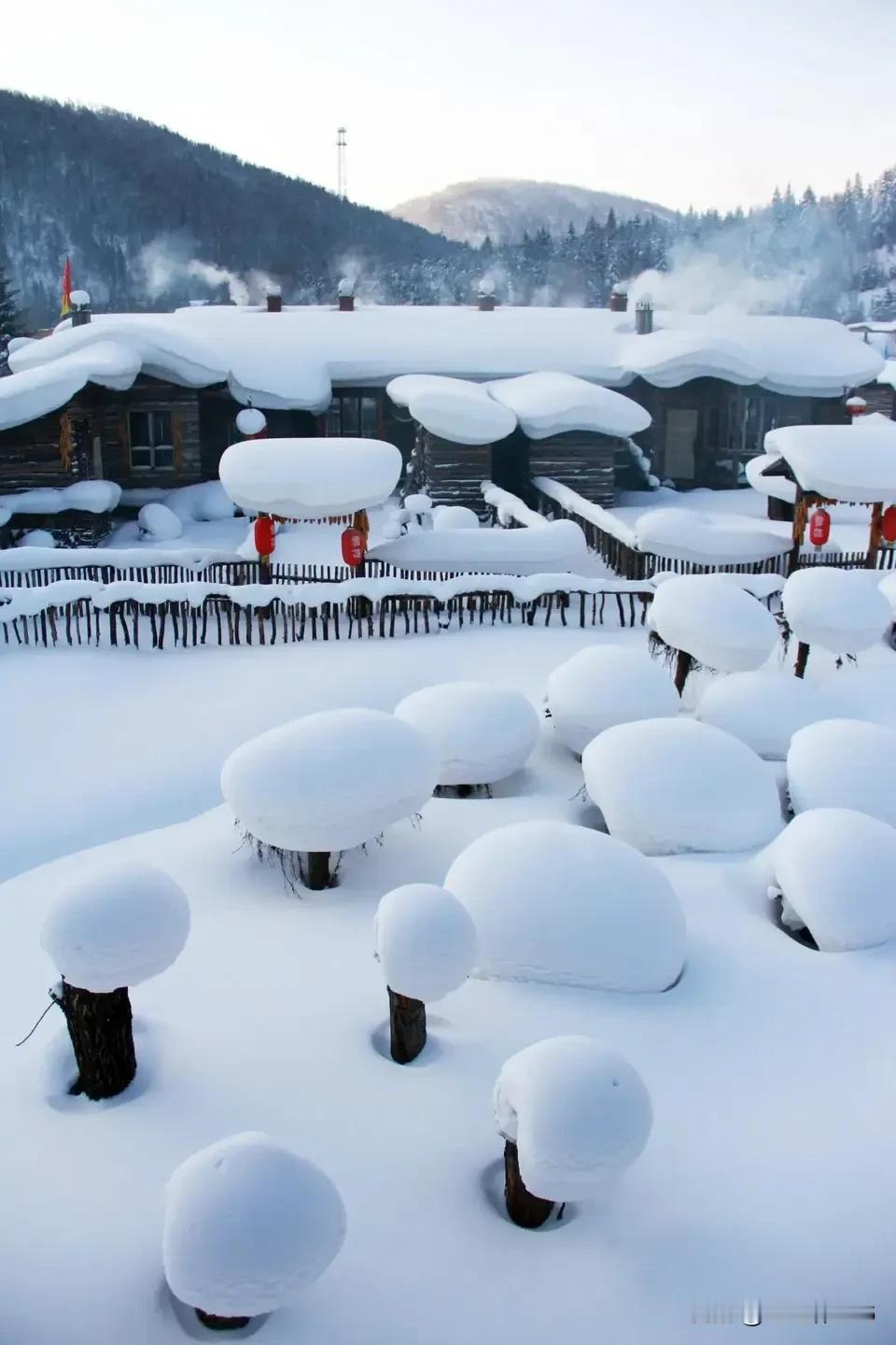 上联：江南摆渡穿烟雨；
下联：有请？ 
下联：塞北飘雪着银妆！