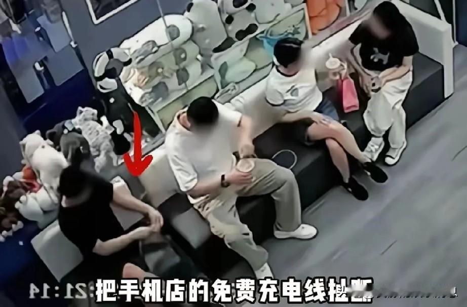 哈尔滨媒体曝光烟台扯坏充电线还拉人当“帮凶”的肖姓男子未打码，此操作大快人心。