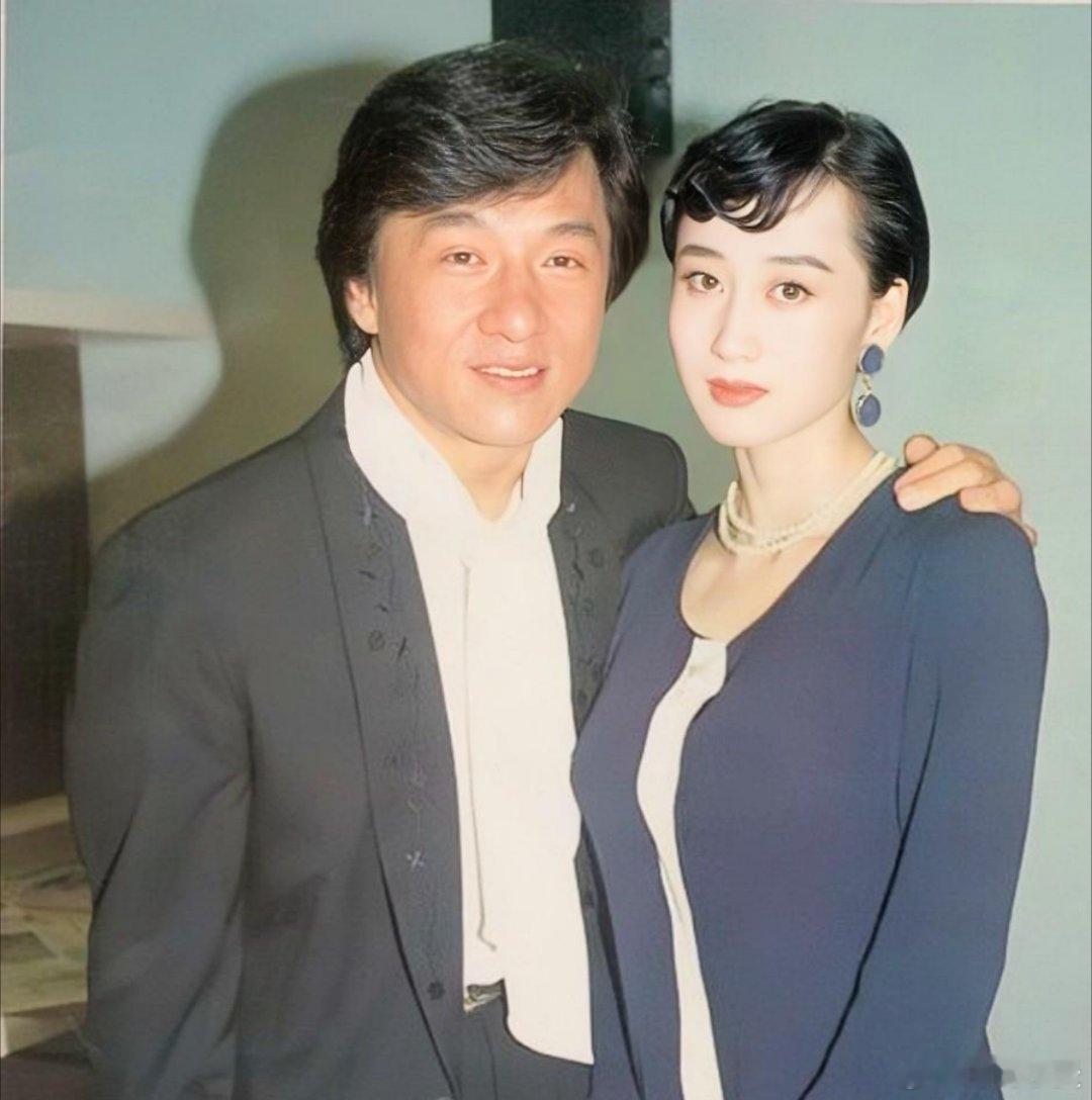 1991年成龙与利智的合影。当时成龙大哥英俊潇洒，利智珠圆玉润、妩媚动人。 