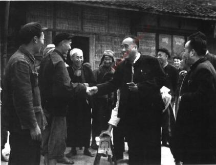 朱德在四川内江市郊裨木公社同农民亲切交谈(1961年4月17日)。