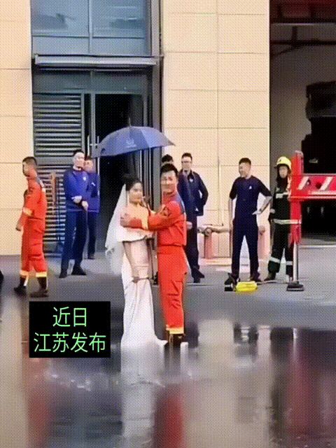 消防员拍婚纱照，利用消防车洒水，给妻子一个浪漫的回忆，开始还挺浪漫的，后面班长满