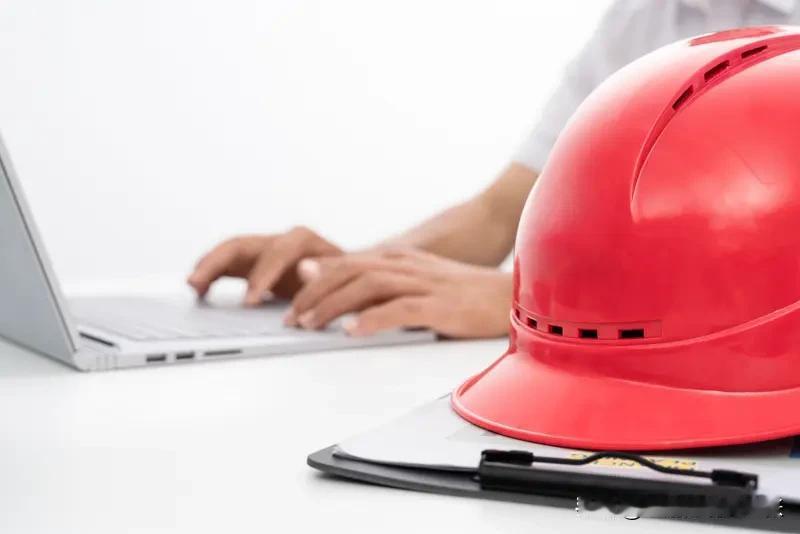 项目安全总监B证备受关注。住建部于2025年9月发文规定，项目安全总监需具备注册