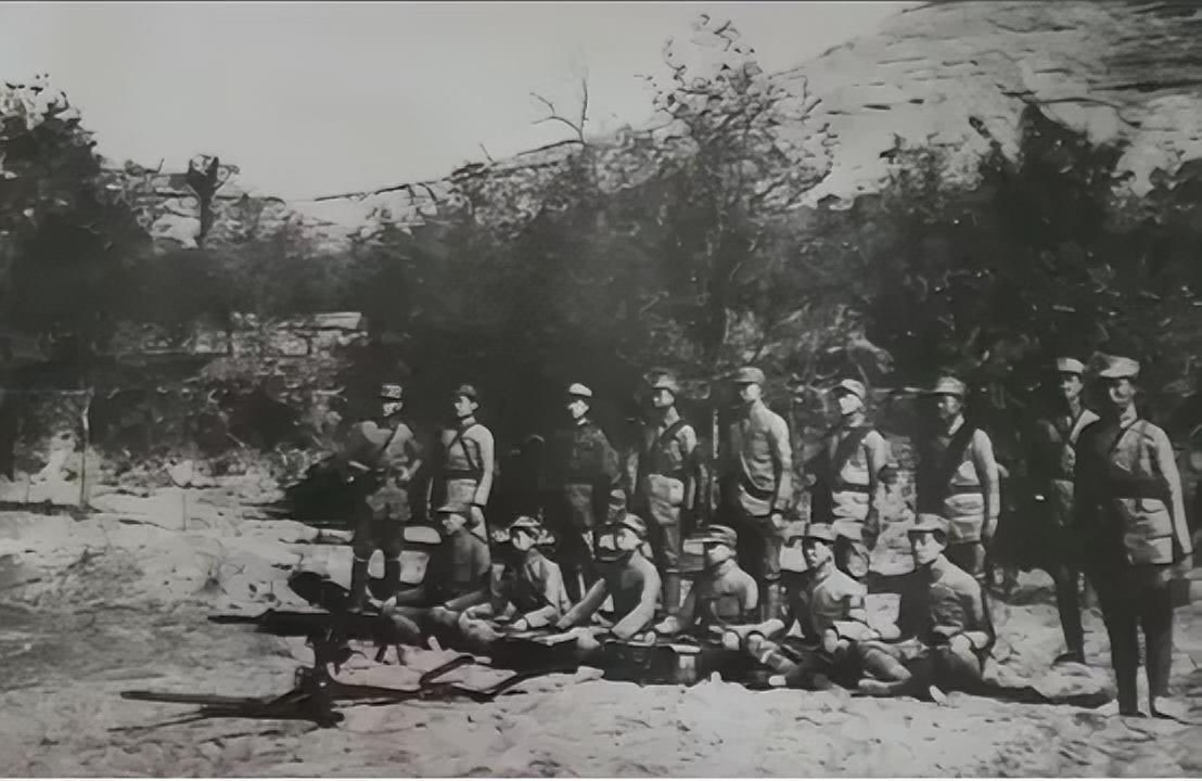 1953年冬，东北林场民兵抓获一个偷伐国营木材的老头，审讯时发现他左腿裤管里缠着