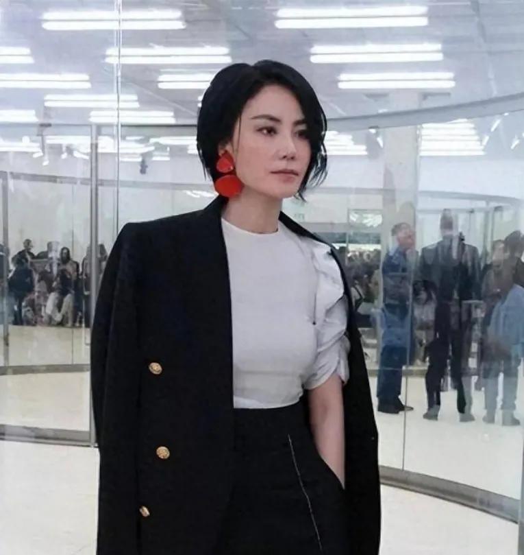 2025年5月，55岁王菲复工首日现身北京工作室，结束录音后一袭灰白oversi