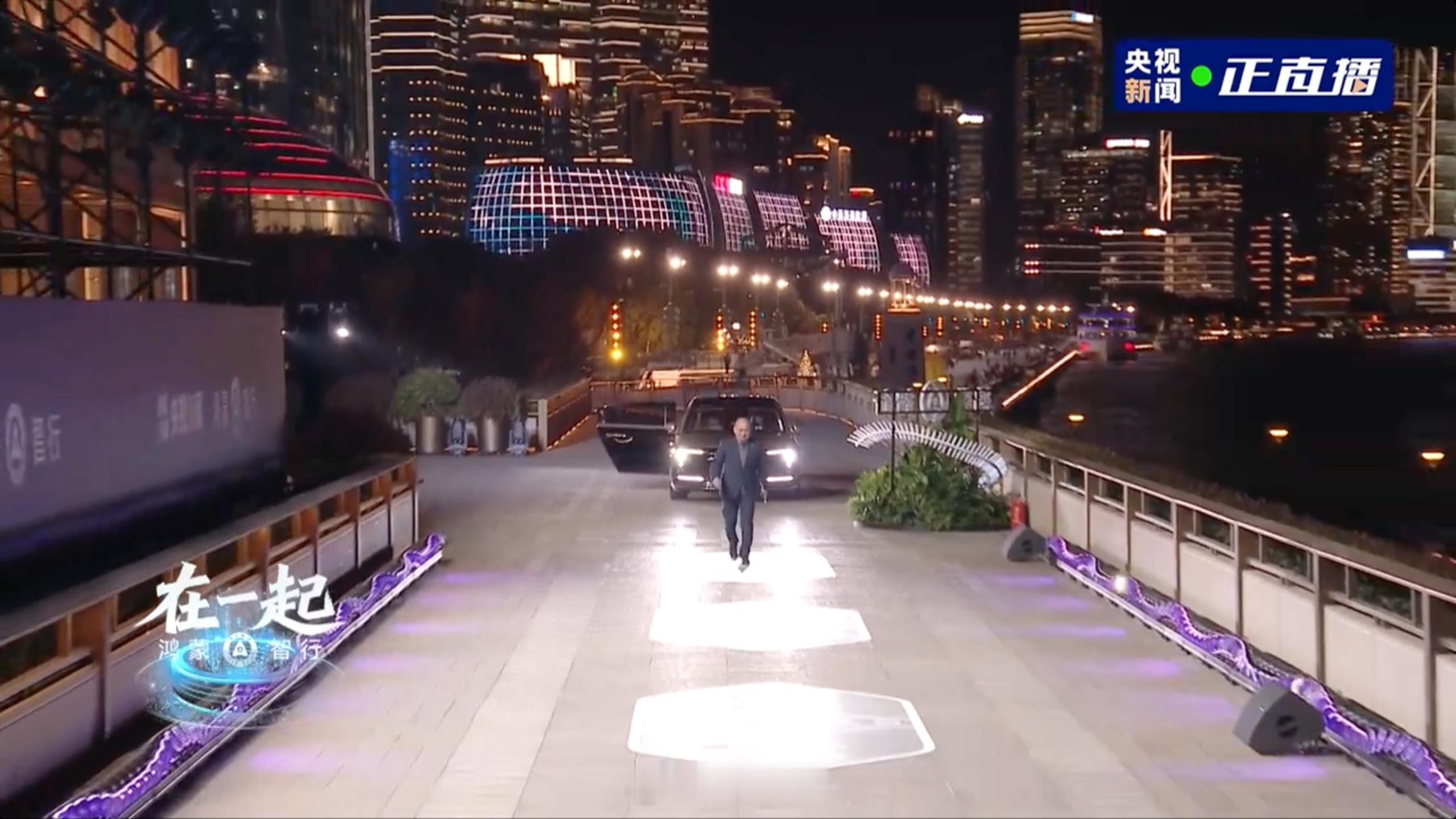 鸿蒙智行五界掌门人入场。问界张兴海车停得最稳，不点头。尊界项兴初最霸气，不关车门