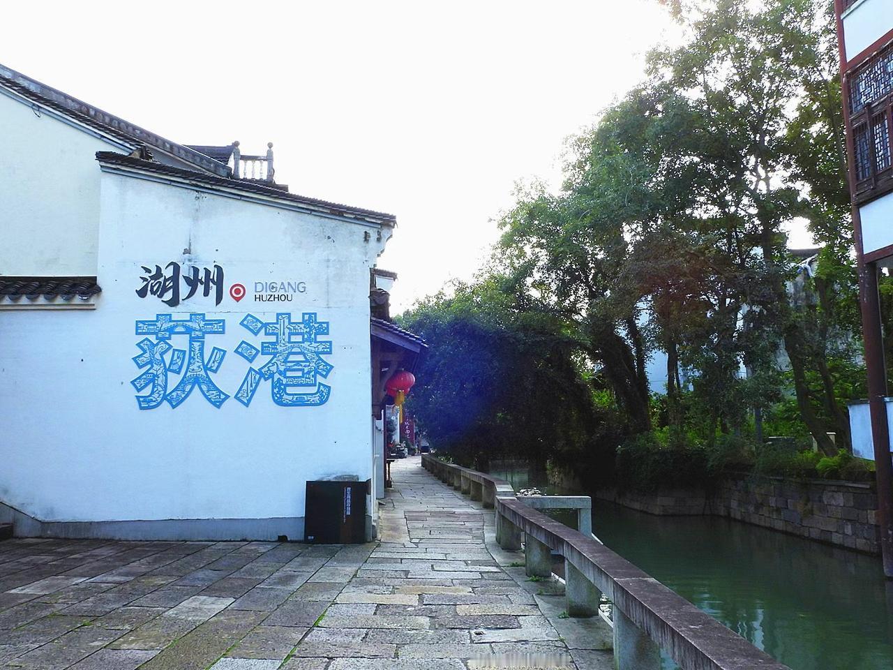 运河边的“廊街”

江南水乡的古镇大多依河而建。河两岸民居商铺一路延伸，有些商铺