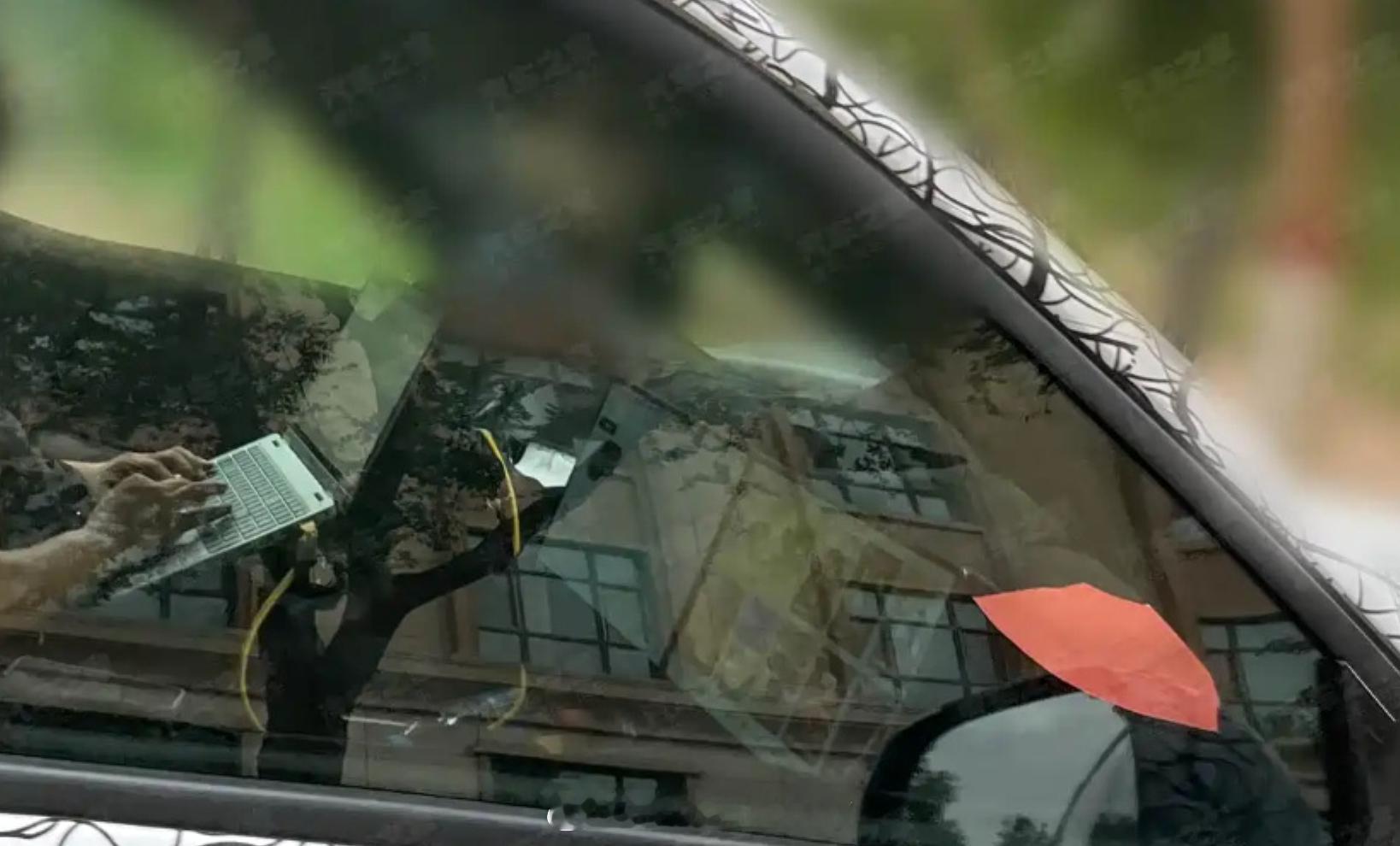 刷资讯的时候看到改款的理想增程系列的新车谍照瞅到了内饰的图顺道看了眼屏幕并非之前