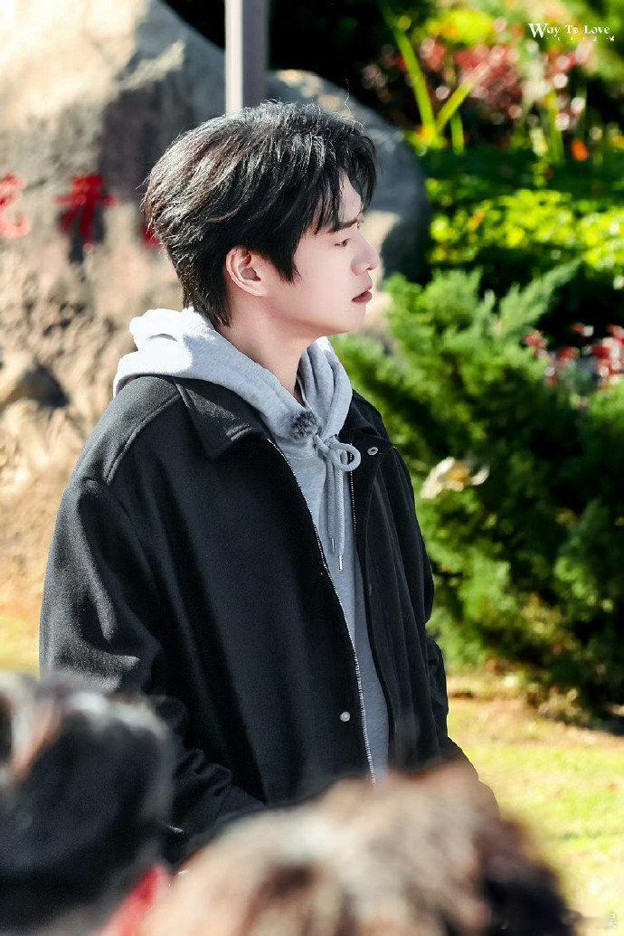 魏大勋 这是不是正经节目 魏大勋和撒贝宁同框，这节目瞬间有了灵魂。魏大勋那“不正