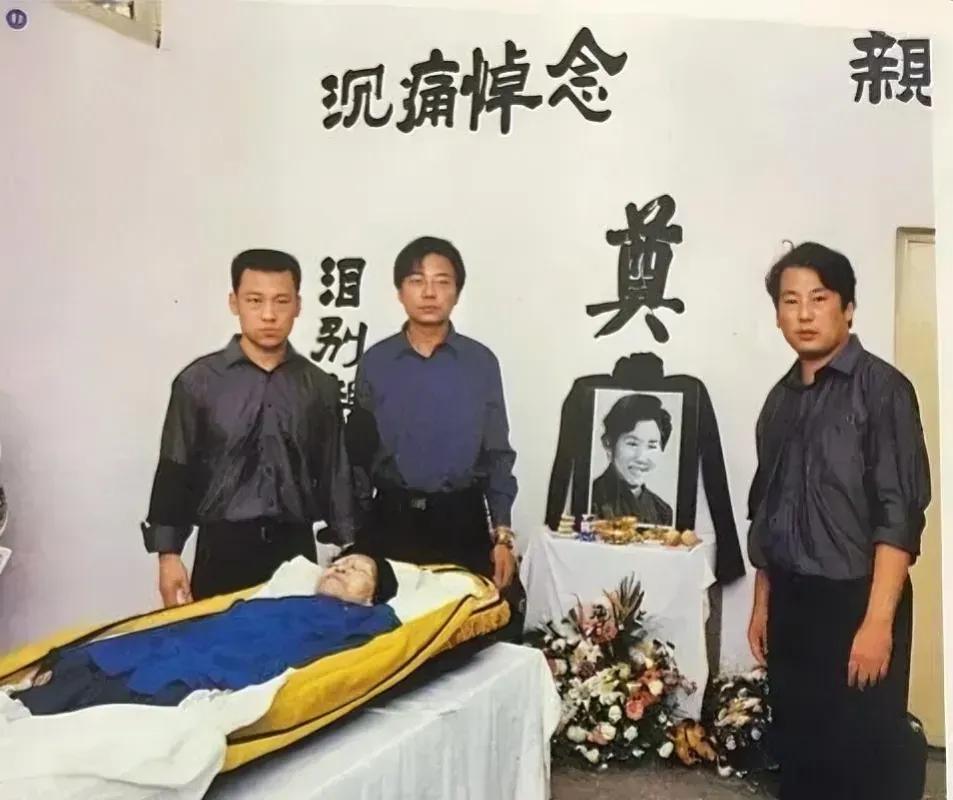 这是2000年，赵丽蓉老师去世后，留下的一张遗容，她穿着蓝色衣服，非常安详，就像