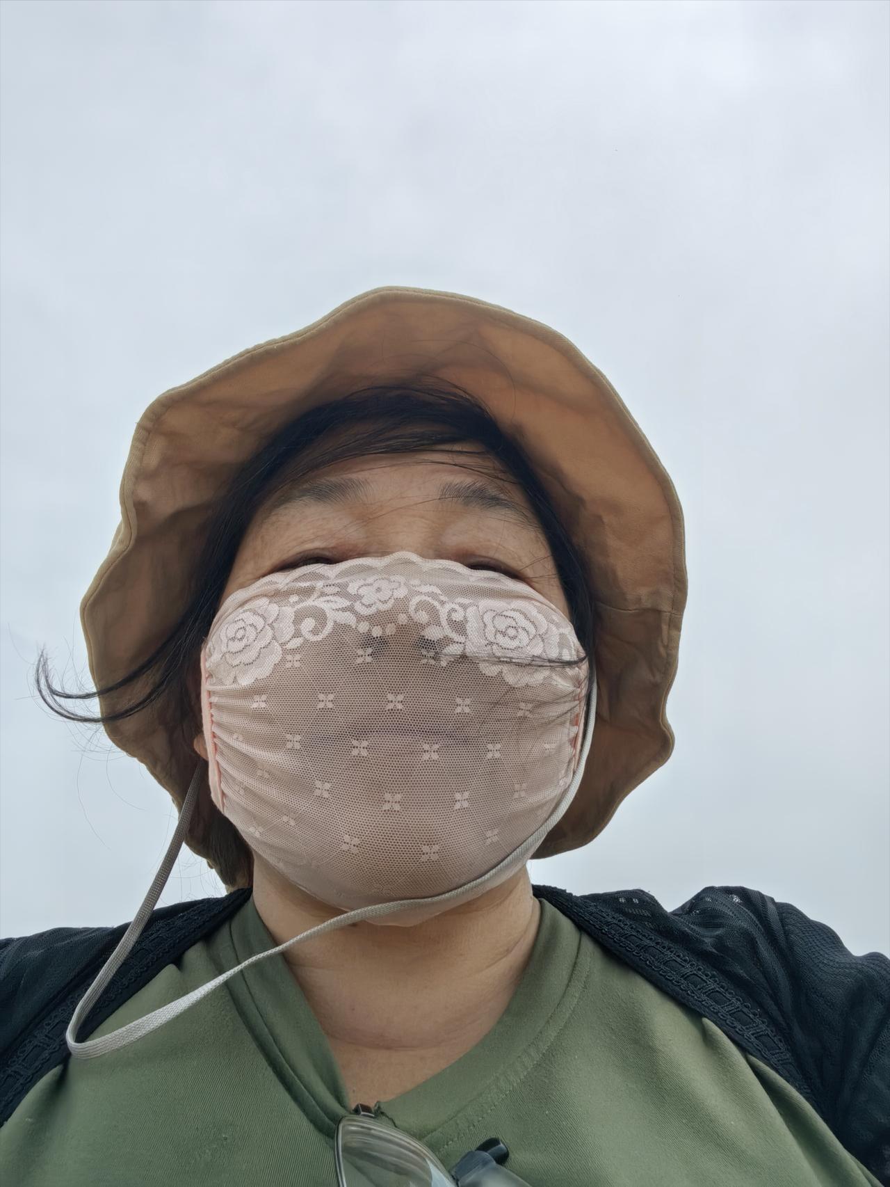 [呲牙][呲牙][呲牙]坐在海边，心情真好。
    自由自在，自由散漫，无法无