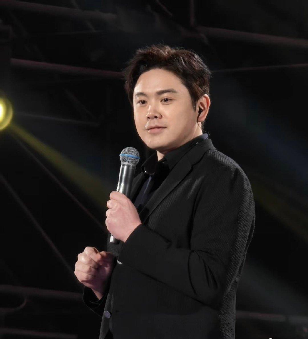 撒贝宁：欢迎追觅科技CEO俞浩！

俞浩：我很谦虚，我很遗憾，我没有通过中考，没