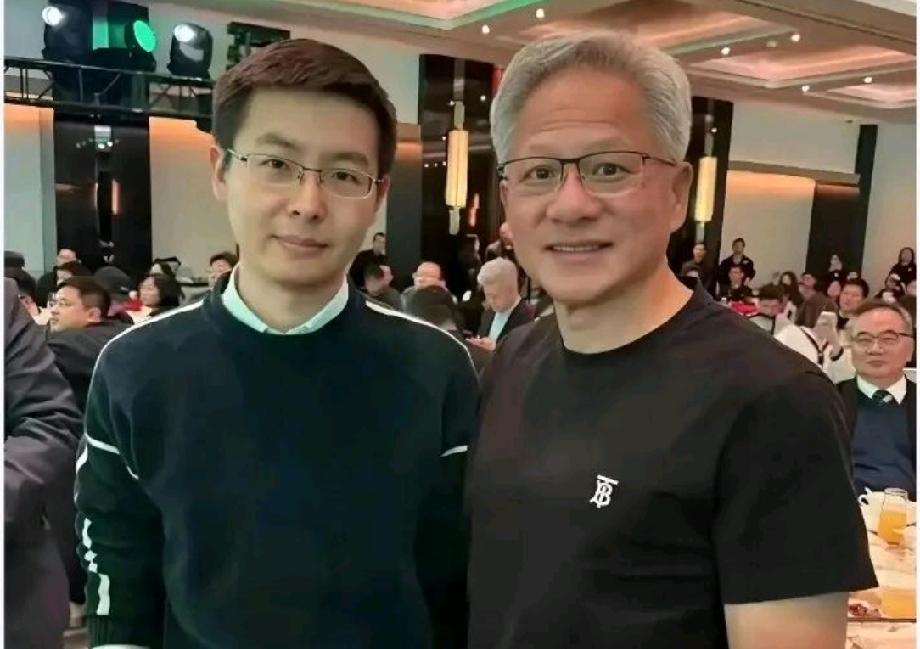 6月1日两件行业大事同步落地。

宇树仅用73天顺利通过科创板IPO审议。
黄仁