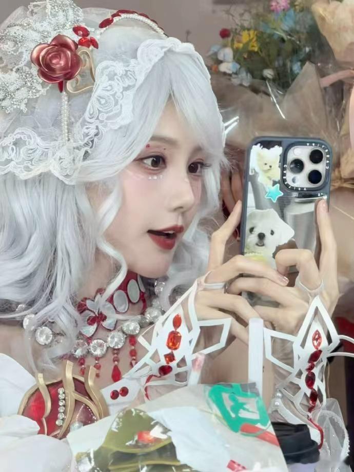 李一桐白玫瑰公主 李一桐白玫瑰公主，李一桐有这张脸做什么都会成功的！白发玫瑰公主