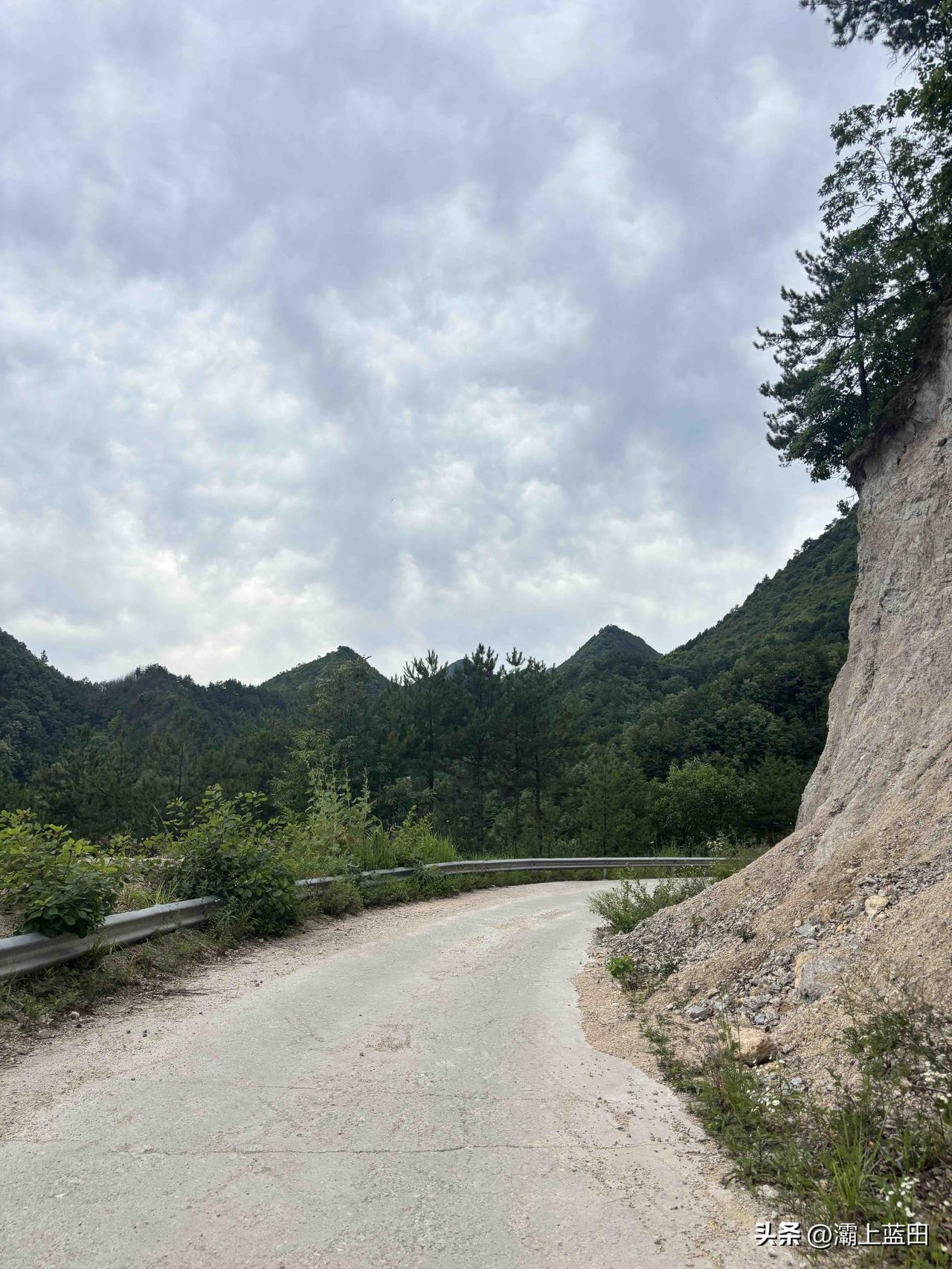 商洛牧护关韩胡路随拍，这里山路弯弯，路上车很少，就是路窄一点，会车不太容易，弯道