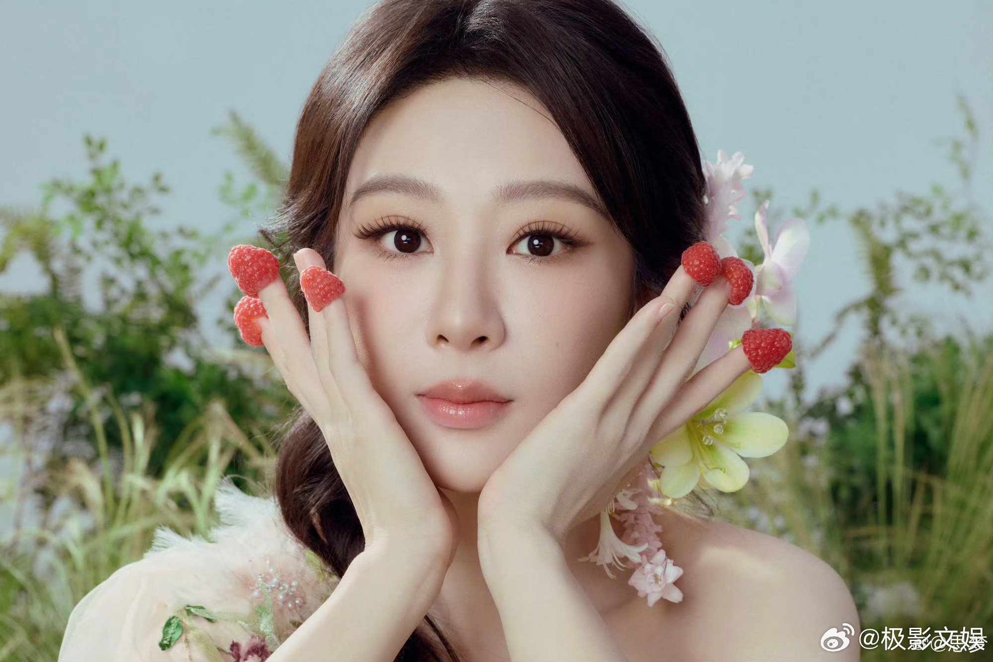 杨紫花间柔雾妆思梦给杨紫化的花间柔雾妆思梦给杨紫化的花间柔雾妆，好可爱呀 