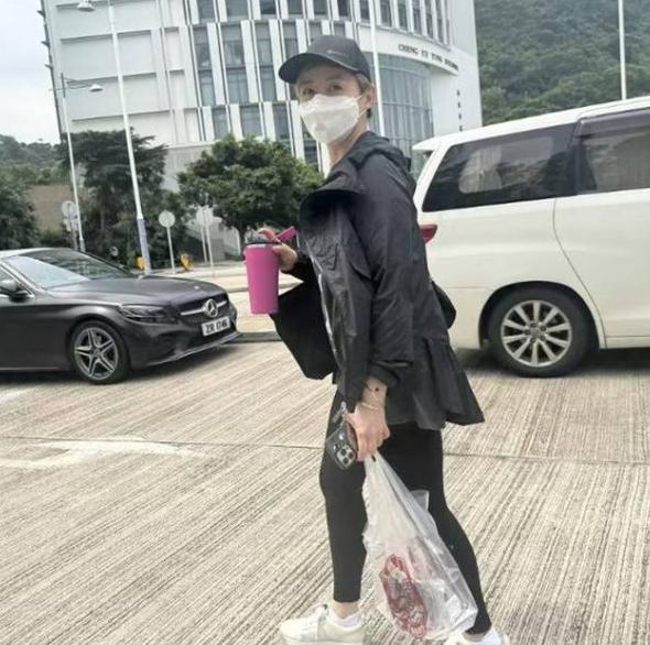好姐妹就是靠得住。

钟丽淇进ICU的消息传开后，“七魔女”轮班式探望，汤盈盈去