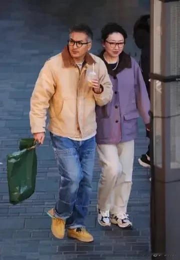 品味与年龄无关，与身高和胖瘦真的有很大关系。不管年轻与否，良好的身材就是街上最亮