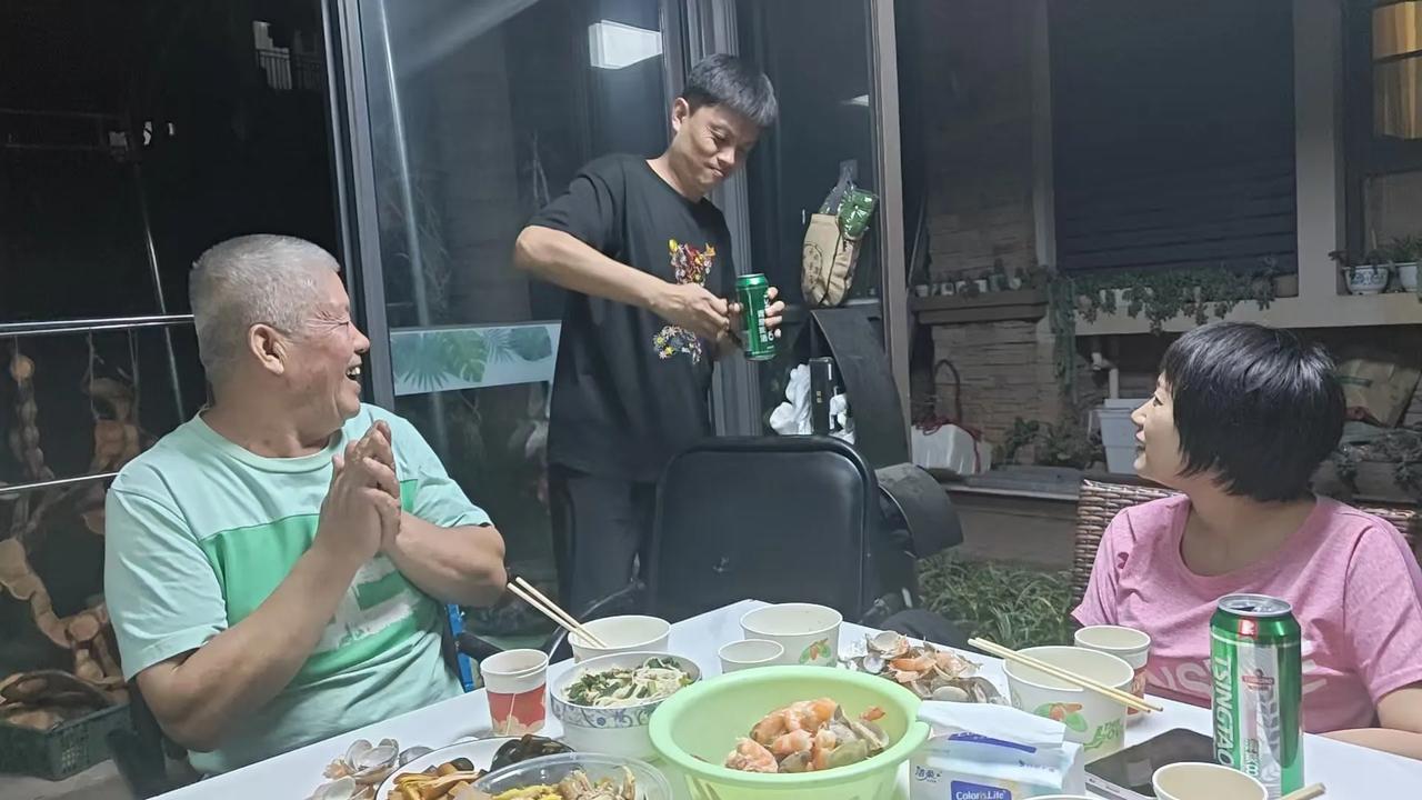 今天是一个开心的日子，刘妈脑血栓算是康复了，除了说话稍微有点别愣，左侧身体基本上