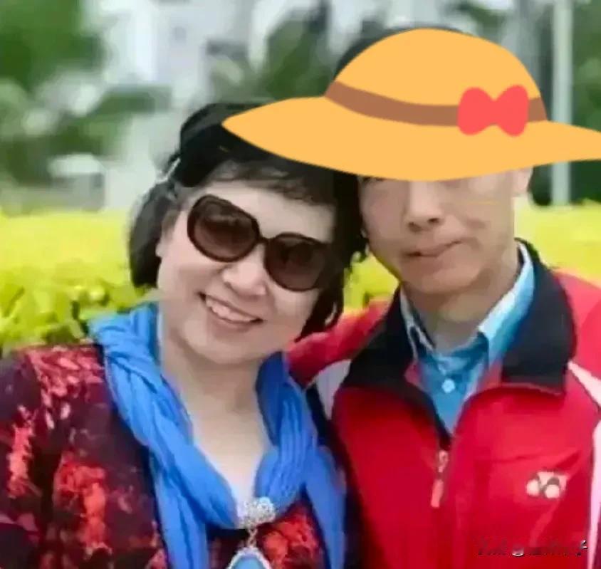 何砖家的内人相貌与老杜还真似！
不会是亲姐妹吧？
何砖家也澄清，
老婆不是河南的