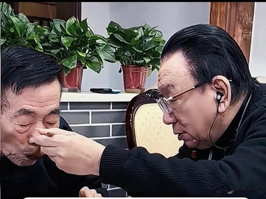 相声泰斗杨少华的葬礼上，侯耀华的缺席引发热议。7月14日，他在直播中罕见回应："