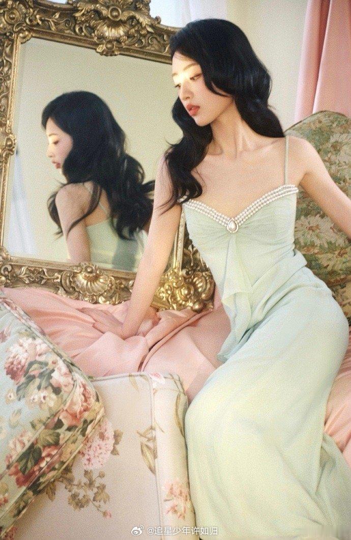 邓恩熙真公主级美貌 邓恩熙穿抹胸长裙美到让人失语！白裙自带清晨薄雾般的朦胧，柔光
